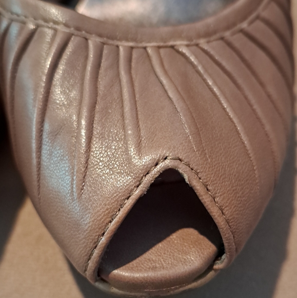 Nine West "NWPURSUITED" Size 5.5 Tan Peep Toe High Heels, EUC with TOPY soles - Picture 7 of 9